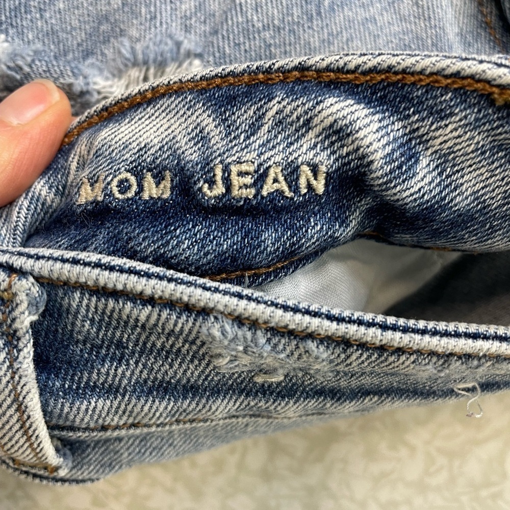 American Eagle Distressed Mom Jeans Size 6 - Picture 12 of 12